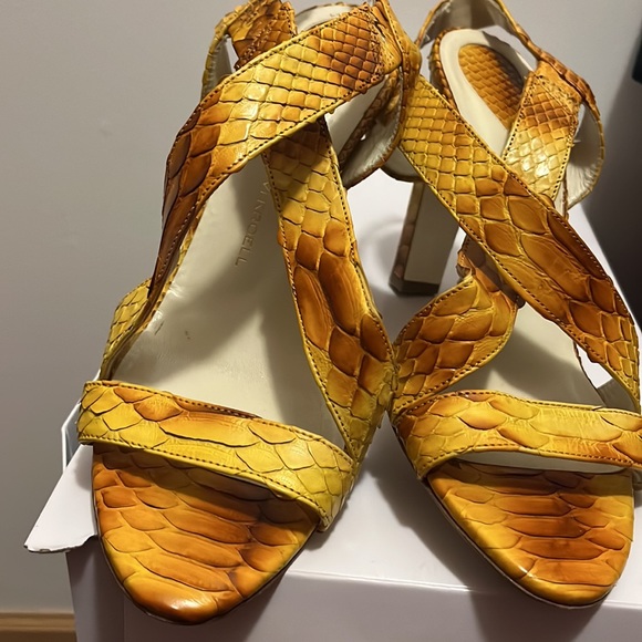 Fairly used nice sandals. Animal skin and very comfortable and beautiful - Picture 3 of 4